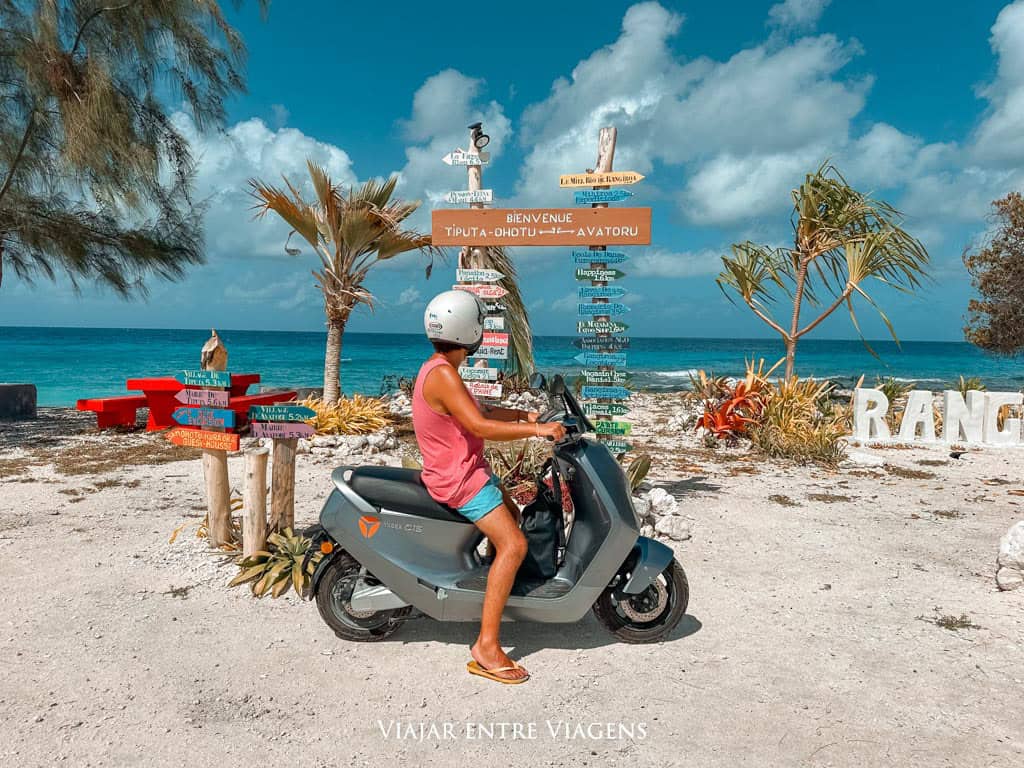 Percorrendo a ilha de Rangiroa de scooter
